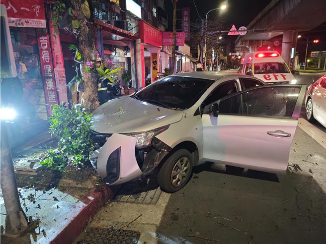 徐男开车自撞路树，警方将调查是否为毒驾。（翻摄照片／林郁平台北传真）