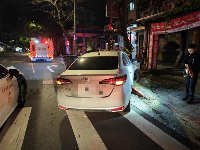 徐男开车自撞路树，警方将调查是否为毒驾。（翻摄照片／林郁平台北传真）