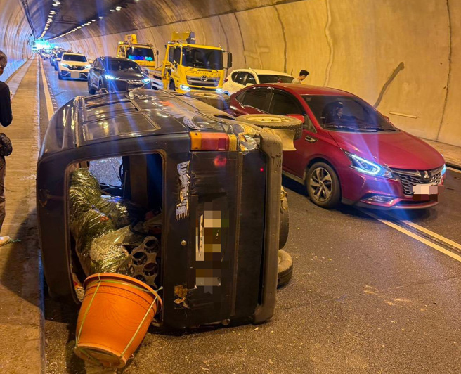 国道6号东向17.9公里处国姓路段发生一起3车连环追撞事故，所幸无人伤亡，但车流一度回堵约1公里。（图警方提供／简铭柱翻摄）