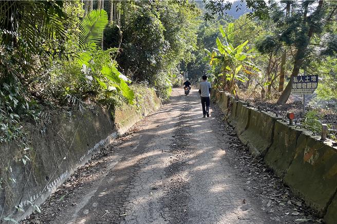 苗栗县许多社区与农村巷弄虽长期供居民通行，但仍属私人所有，造成修缮与管理困难，甚至影响民眾通行权益。为解决此问题，苗栗县政府依据《苗栗县道路管理自治条例》，推动标准化作业程序（SOP）。（苗栗县政府提供／吕丽甄苗栗传真）