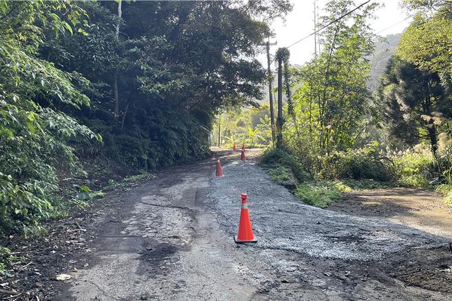 苗栗县许多社区与农村巷弄虽长期供居民通行，但仍属私人所有，造成修缮与管理困难，甚至影响民眾通行权益。为解决此问题，苗栗县政府依据《苗栗县道路管理自治条例》，推动标准化作业程序（SOP）。（苗栗县政府提供／吕丽甄苗栗传真）