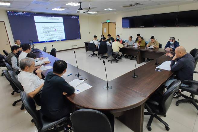 苗栗县许多社区与农村巷弄虽长期供居民通行，但仍属私人所有，造成修缮与管理困难，甚至影响民眾通行权益。为解决此问题，苗栗县政府依据《苗栗县道路管理自治条例》，推动标准化作业程序（SOP）。（苗栗县政府提供／吕丽甄苗栗传真）