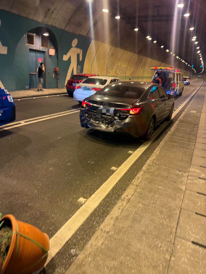 国道6号东向17.9公里处国姓路段发生一起3车连环追撞事故，所幸无人伤亡，但车流一度回堵约1公里。（图警方提供／简铭柱翻摄）