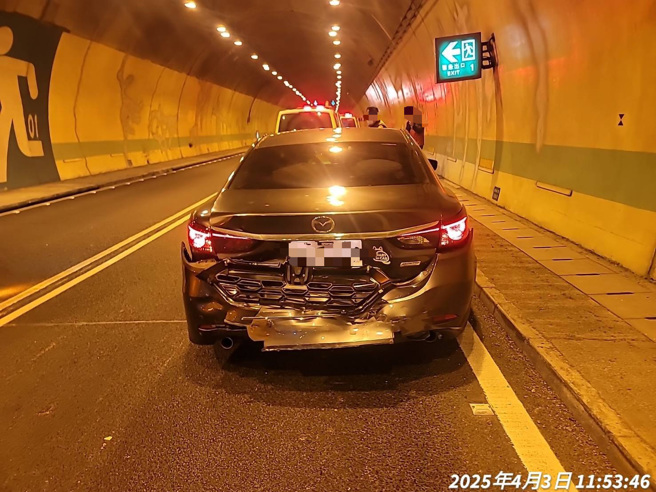 国道6号东向17.9公里处国姓路段发生一起3车连环追撞事故，所幸无人伤亡，但车流一度回堵约1公里。（图警方提供／简铭柱翻摄）