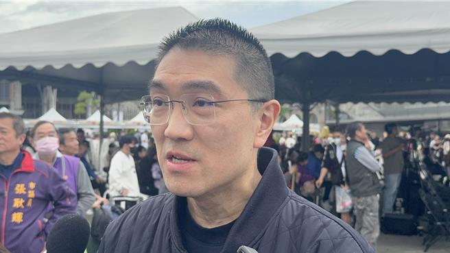 基隆市安乐区麦金路一段1日至2日发生自来水供水管线漏水，直至3日上午8时才抢修完工，严重影响民眾用水。基隆市长谢国梁表示，希望台水总公司可以检讨并明确向市府说明。（徐佑升摄）