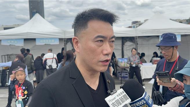 基隆市安乐区麦金路一段1日至2日发生自来水供水管线漏水，直至3日上午8时才抢修完工，严重影响民眾用水。立委林沛祥表示，基隆水管多处早就超过年限，希望能全面盘点解决老旧水管问题。（徐佑升摄）