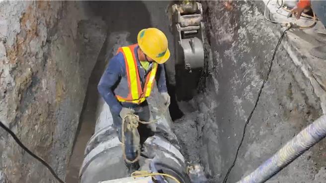 基隆市安乐区麦金路一段1日至2日发生自来水供水管线漏水，直至3日上午8时才抢修完工，严重影响民眾用水。（翻摄画面／徐佑升基隆传真）