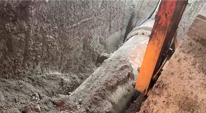 基隆市安乐区麦金路一段1日至2日发生自来水供水管线漏水，直至3日上午8时才抢修完工，严重影响民眾用水。（翻摄画面／徐佑升基隆传真）
