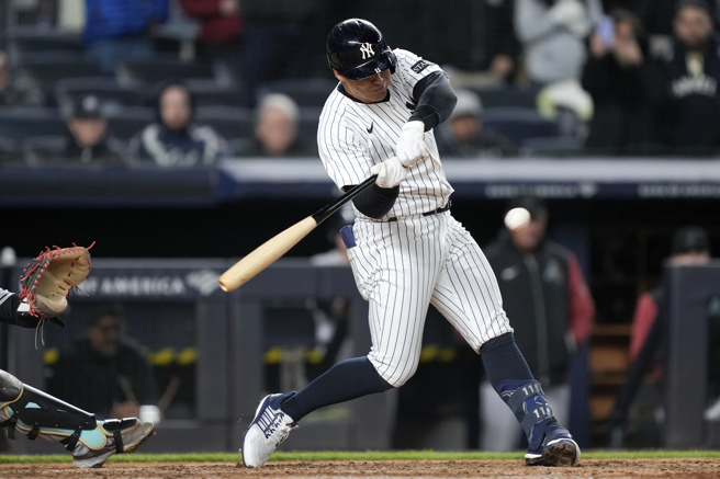 洋基沃皮（Anthony Volpe）使用「鱼雷球棒」敲出三分炮。（图／美联社）
