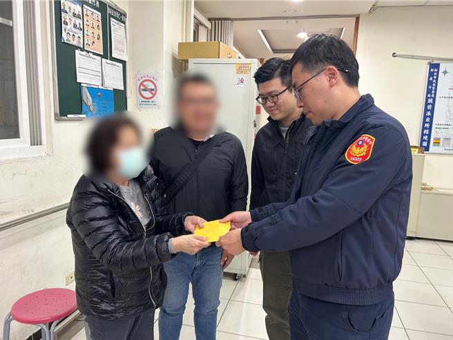 新庄区日前有名老妇，到银行提领现金准备支付丈夫的丧葬费时，却在返家途中却遗失。警方协寻，当天便找到拾获现金的女子，物归原主。（林口警分局提供）