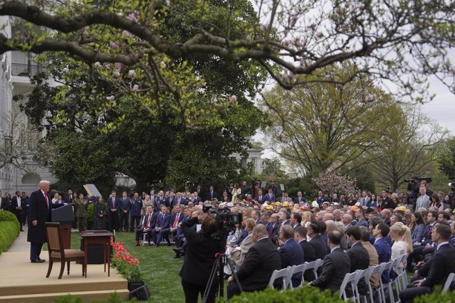 美国总统川普（左）2日在白宫玫瑰花园宣布新关税政策。（美联社）