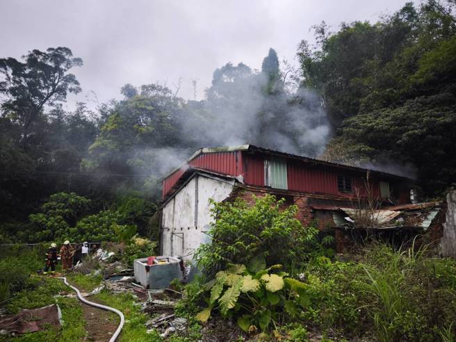 新北市汐止区林森街一栋独栋平房铁皮加盖楼层突然窜出浓烟，路过民眾惊见火势，急忙报案。（图／简铭柱翻摄）