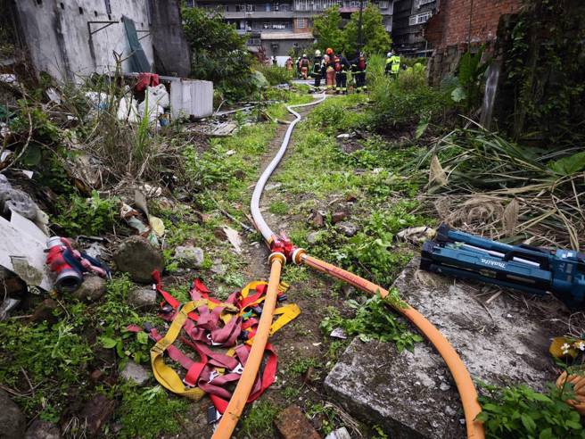 新北市汐止区林森街一栋独栋平房铁皮加盖楼层突然窜出浓烟，路过民眾惊见火势，急忙报案。（图／简铭柱翻摄）