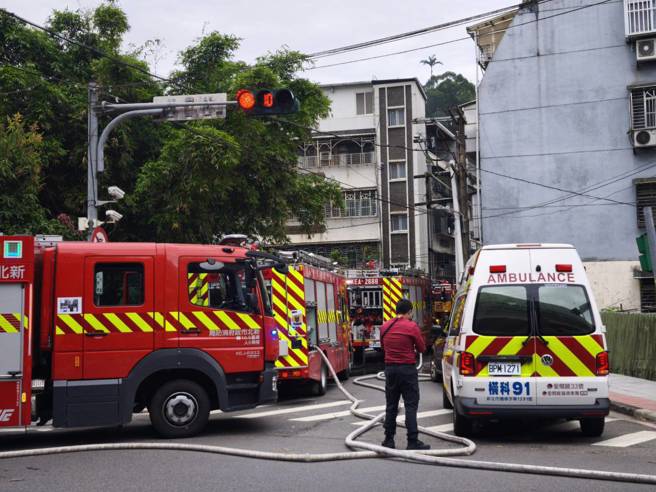 新北市汐止区林森街一栋独栋平房铁皮加盖楼层突然窜出浓烟，路过民眾惊见火势，急忙报案。（图／简铭柱翻摄）