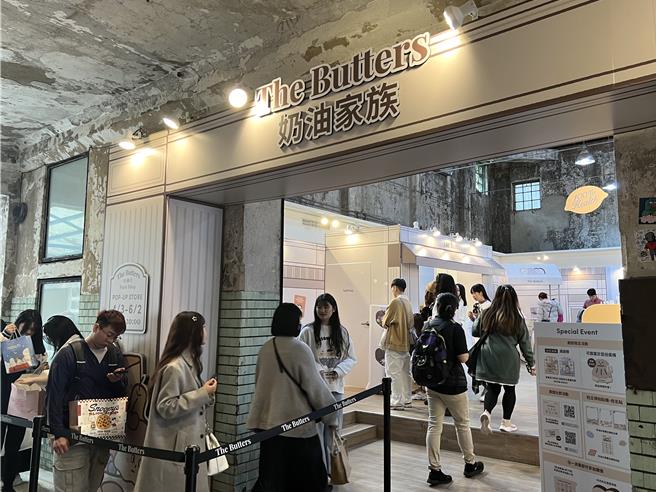 奶油家族全新快闪店「奶油水果摊」登场，营业前就吸引许多民眾排队。（徐梓榕摄）