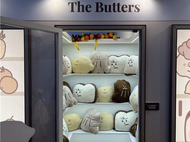 奶油家族全新快闪店「奶油水果摊」的冰箱打卡点，门可自由打开，内外拍起来风格不同。（徐梓榕摄）