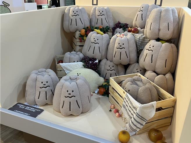 奶油家族全新快闪店「奶油水果摊」的卡车打卡点，载着新鲜水果与奶油家族的疗癒绒毛娃娃，民眾可坐在后厢拍照。（徐梓榕摄）