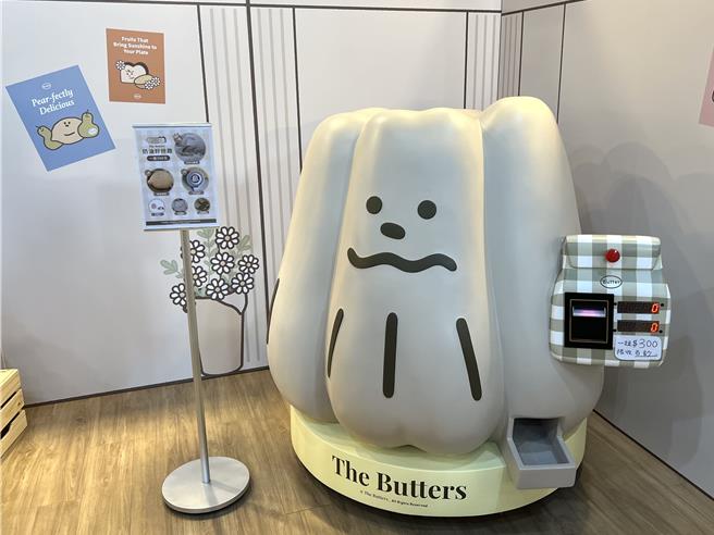  奶油家族全新快闪店「奶油水果摊」有首次登场的可露露巨型扭蛋机，一扭300元。（徐梓榕摄）