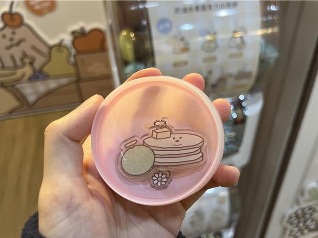  奶油家族全新快闪店「奶油水果摊」推出全新奶油家族水果扭蛋，共7款，150元。（徐梓榕摄）