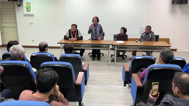 长滨民眾得知业者将于台东海岸线发展风电，涌入乡公所表达反对意见，长滨乡民代表林锦显（左一）、长滨乡长李光兰（左二站立者）到场接受陈情。（读者提供／蔡旻妤台东传真）