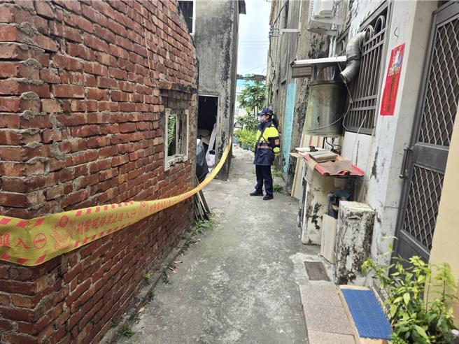 嘉義縣布袋港後寮路一帶偏僻巷弄內，昨(2日)有一名連著臍帶的男嬰連同紙箱被丟棄。(布袋分局提供／呂妍庭嘉義傳真)