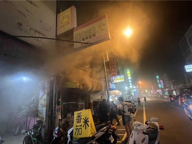 彰化县彰化市闹区华山路1家火鸡肉饭店面今（3）日晚间发生火警，现场冒出阵阵浓烟，店面被烧得焦黑一片，所幸火势在半小时内即扑灭，无人员伤亡。（消防局提供／叶静美彰化传真）