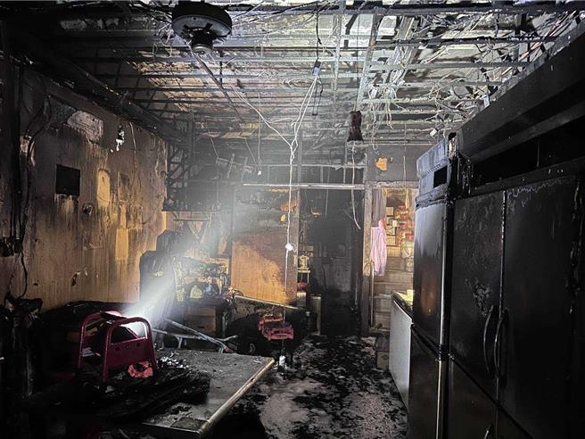 彰化县彰化市闹区华山路1家火鸡肉饭店面今（3）日晚间发生火警，现场冒出阵阵浓烟，店面被烧得焦黑一片，所幸火势在半小时内即扑灭，无人员伤亡。（消防局提供／叶静美彰化传真）