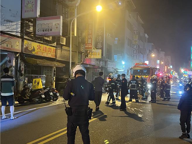彰化县彰化市闹区华山路1家火鸡肉饭店面今（3）日晚间发生火警，一度令附近的店家及住户相当紧张，驻立在路旁关切，所幸火势在半小时内即扑灭，无人员伤亡。（民眾提供／叶静美彰化传真）