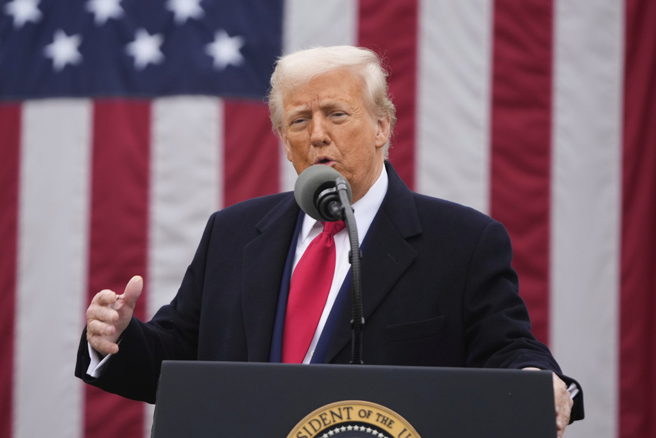 美国总统川普2日于白宫宣布对等关税政策。（图／美联社）