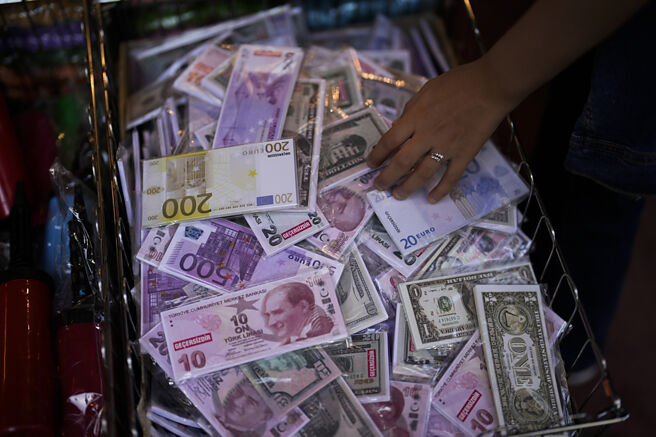 今年以來全球股市震盪，去年漲多的美台股市受當其衝，資金轉向基期較低的市場，反應在投信發行的各類股票基金報酬上，美國股票型、各類台股基金平均報酬都收黑，表現最佳的為歐股基金平均上漲13.88％。圖／美聯社