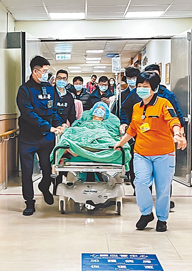 民眾党前主席柯文哲（中）2日在矫正署人员戒护下前往部立台北医院接受手术，术后顺利并住院观察。（郭吉铨摄）