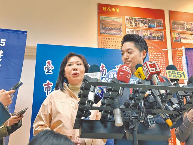 台北市長蔣萬安（右）2日主持南港區里長座談會，國民黨台北市南港、內湖立委李彥秀（左）也出席關心市政。（丁上程攝）