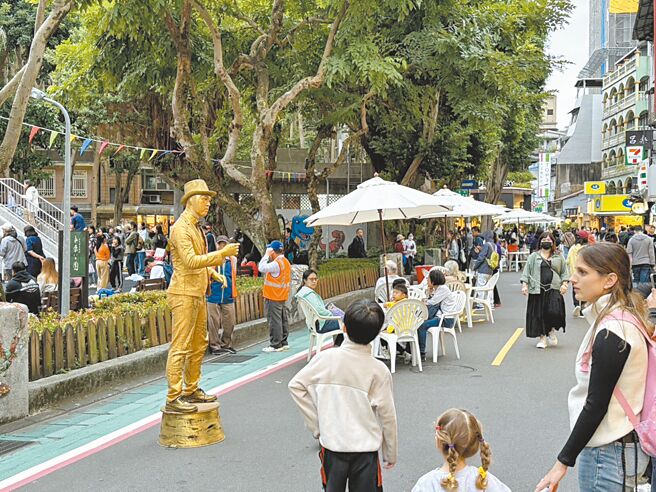 台北市商業處去年耶誕節在永康商圈舉辦封街活動，除打造友善行人空間也擺放露天咖啡座椅，永康商圈自5月10日起將在周末試辦徒步區。（台北市產發局提供／張珈瑄台北傳真）