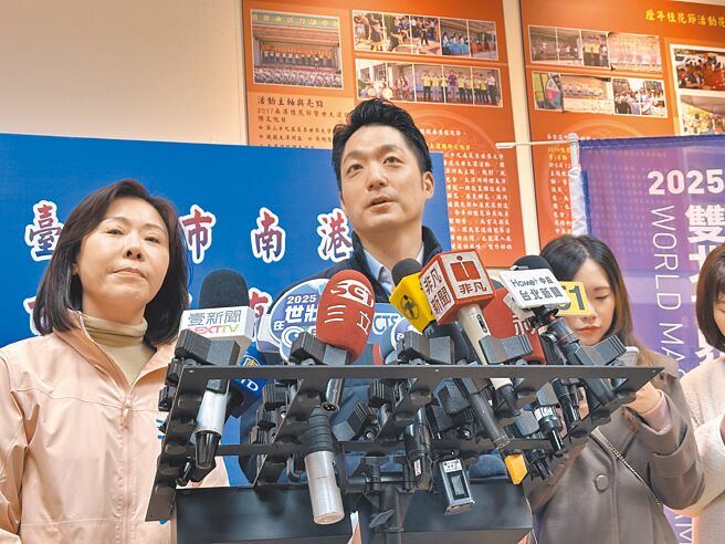 台北市长蒋万安（中）拍板宣布，永康商圈自5月10日起每周六、日下午2时至晚上8时封街，试办行人徒步区。（丁上程摄）