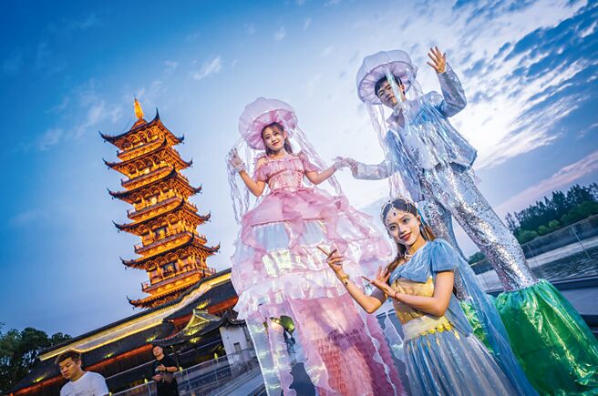 清明假期汉服游客可免费参与巡游乌镇。（方伟光摄）