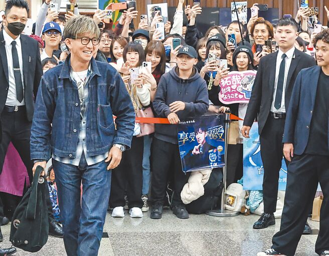 木村拓哉2日抵台，一身牛仔丹寧风在机场帅气亮相。（陈俊吉摄）