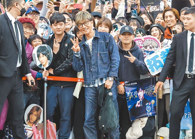 木村拓哉2日现身松山机场，亲民与粉丝合照。（陈俊吉摄）