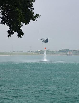 空運作戰隊水袋吊掛訓練 增進臨場應變力