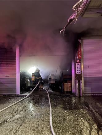 高雄民宅深夜火灾  警消救出一名受困女子