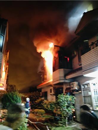 苗栗三義透天厝凌晨火警！母抱1歲多女兒跳樓逃生 骨折送醫