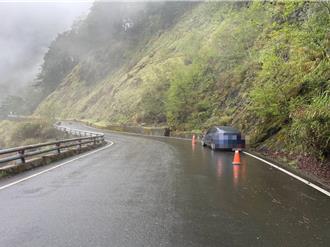 台南夫妻南横公路自撞山壁！轮胎卡住吓坏 警暖心救援