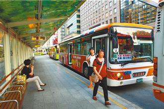 北市公車急煞每3天1乘客摔傷 議員盼導入AI自駕技術