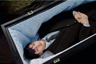 田亞霍拍遺照躺棺材體驗死亡 清明節推應景情歌百無禁忌