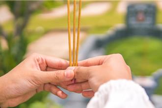 清明祭祖「像野外生存」  陆拜山还用无人机、GPS