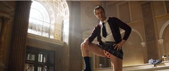 「最強老爸」變身《脫線神探》 連恩尼遜穿草莓小褲褲擊退歹徒