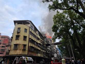 快訊》深坑區頂樓加蓋起火 47名消防員火速搶救