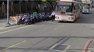 新北板橋公車擦撞路邊整排機車沒報警 客運公司道歉