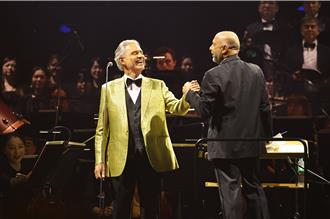 大巨蛋變燈海！安德烈波伽利攜子登台 天籟美聲唱哭觀眾