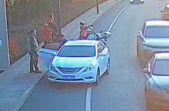 目睹阿婆路邊求救！杭州男停車幫忙 一看驚呆「是我妻子」