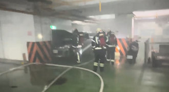 基隆男酒駕自撞停車場狂踩油門 燒胎冒煙竄火「險燒整棟樓」